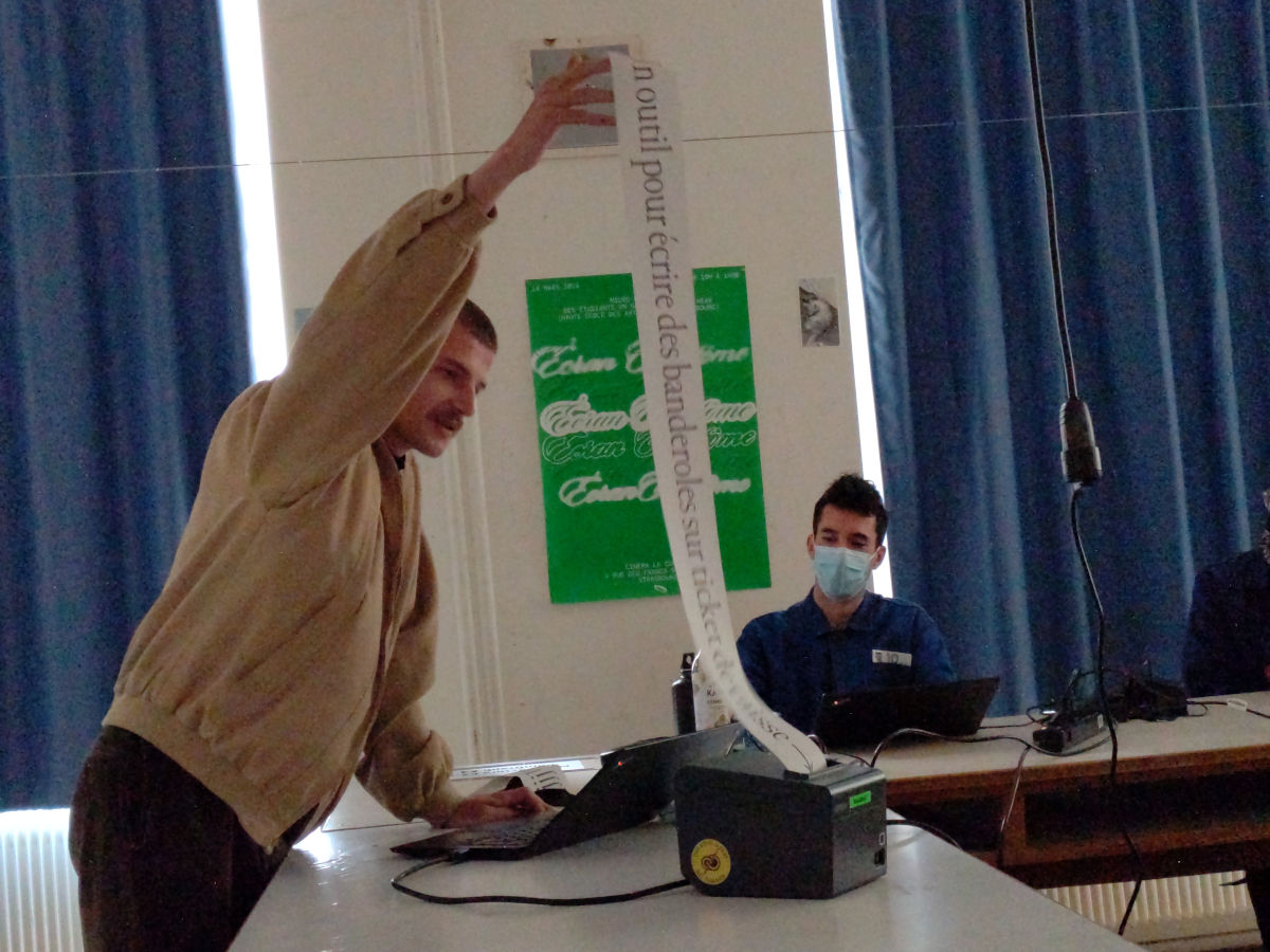 Figure 7 : Photographie de Martin Lemaire en pleine démonstration de banderole.sh